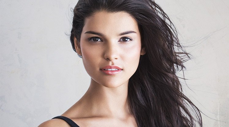 Frau mit wehenden dunklen Haaren